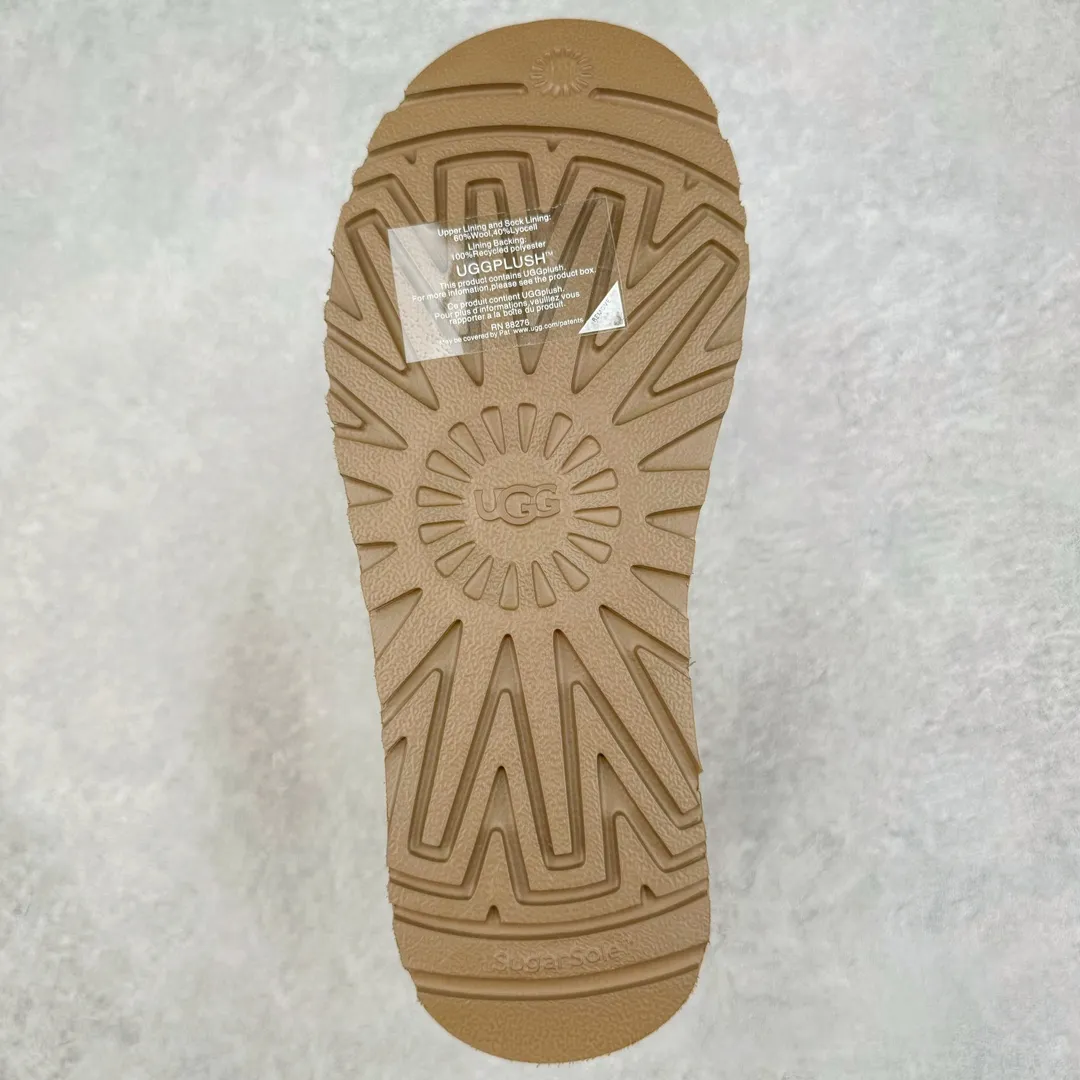 Pick up locally💰520 UGG 6223 Classic autumn and winter sheepskin and fur all-in-one snow boots. All shoes are made from ZP. Longfeng A-grade Australian imported sheepskin and fur all-in-one boots for men and women. Brand OEM production line. Fully follows the ZP process. OEM original pattern maker. Adhering to the principle of no original shoes and no development selection. Pay attention to every detail. The most authentic version on the market TREADLITE "Light Wing" technology outsole Lightweight/durable/flexible/pile size: 35 36 37 38 39 40 41 42 43 44 45 Coding: by2936080